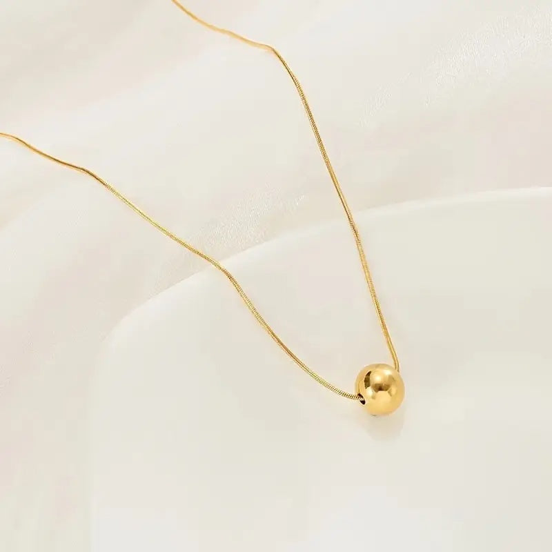 Minimalistisk elegance – "Luna" Kuglehalskæde i Guld